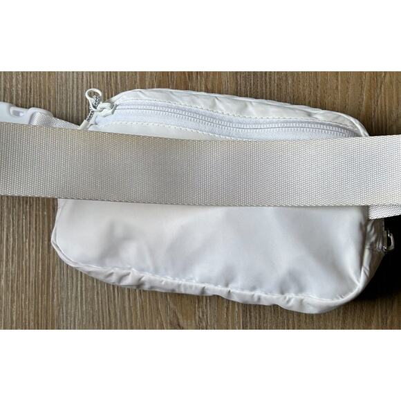 Lululemon Everywhere Belt Bag 1L in White - Picture 11 of 11